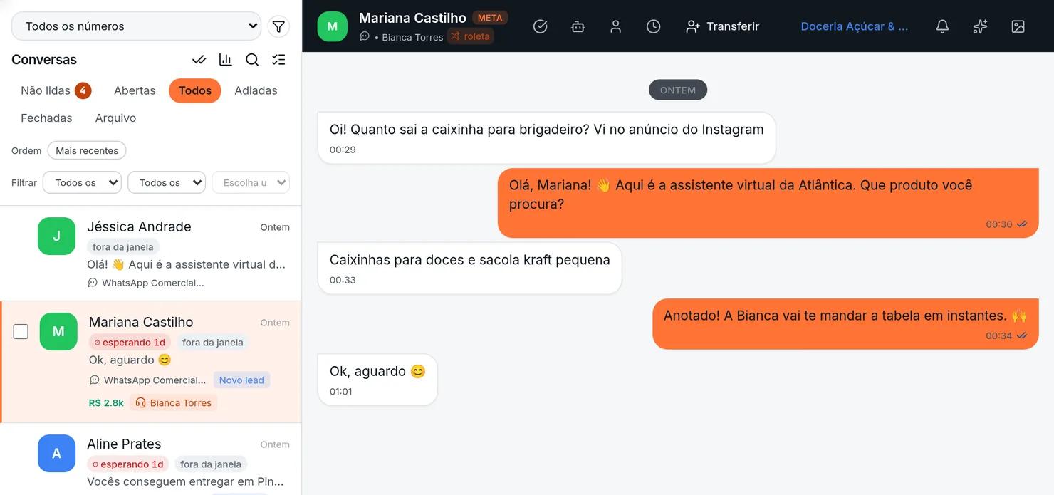 Caixa de entrada do Rumo CRM: conversas de WhatsApp e Instagram com a responsável, o tempo de espera e o negócio de cada uma, e uma conversa aberta